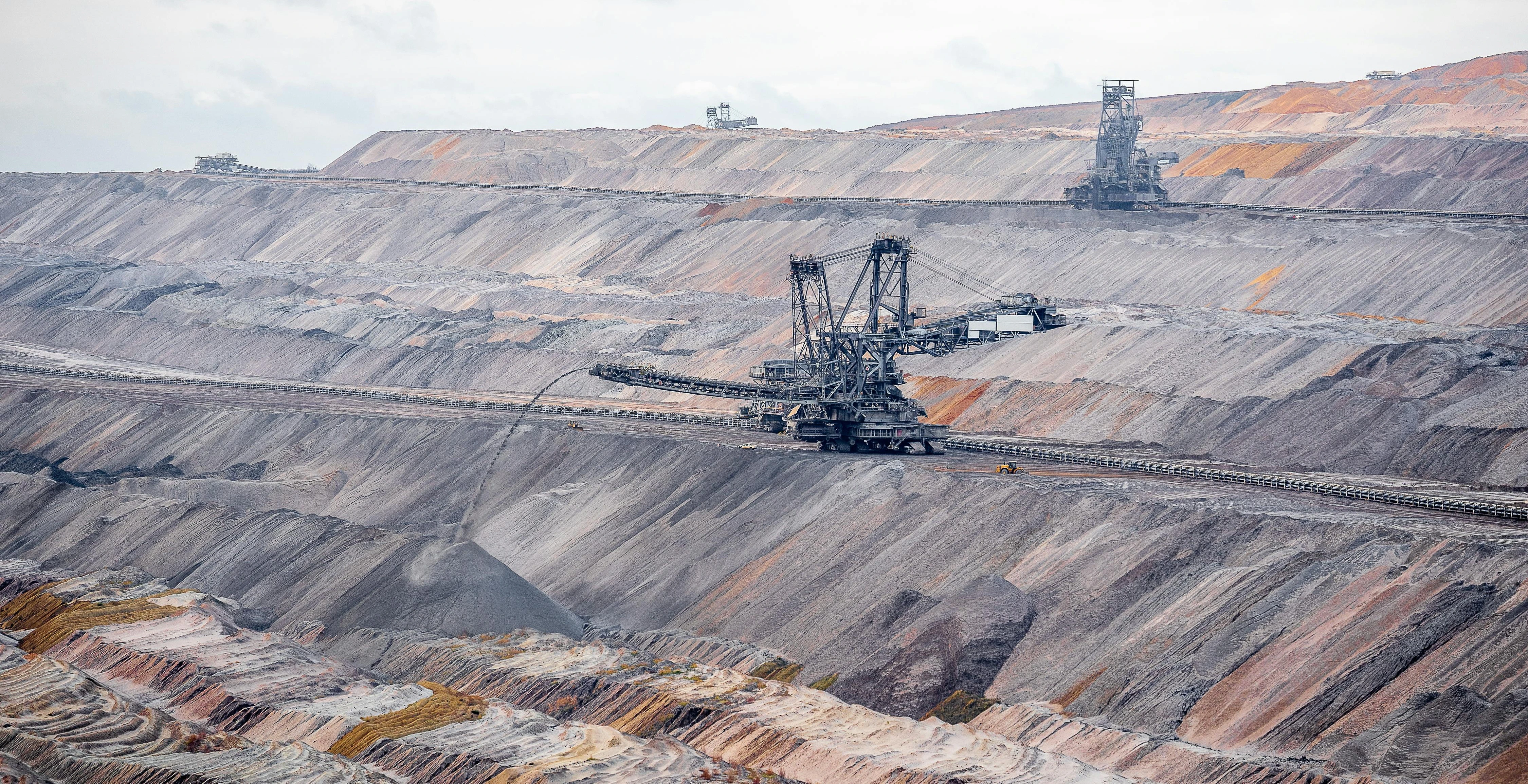 Open pit mining dust suppression